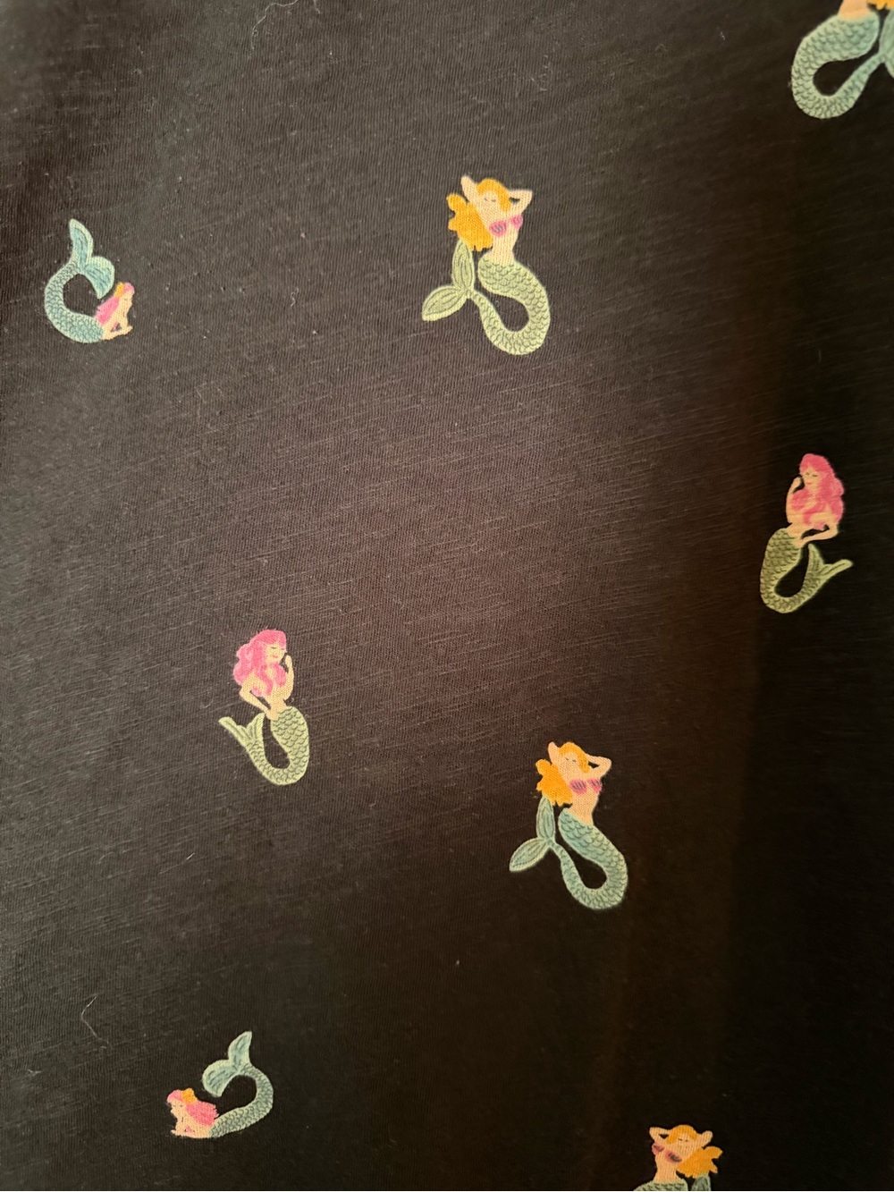 torrid Black V‑Neck Short Sleeve Tee with Multicolor Mermaid Print - Picture 4 of 4